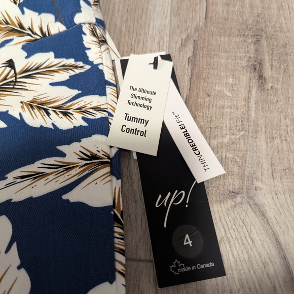 Blue and White Abstract Pattern Capris - Picture 3 of 5